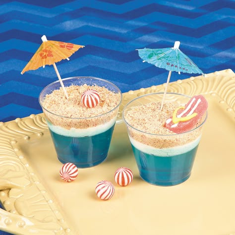 Beach Scene Dirt Cups Recipe Idea | This dessert idea will make waves at your luau or beach party! #recipes Dirt Cups Recipe, Cup Desserts, Tropisk Fest, Gram Cracker, Beach Party Food, Luau Food, Dirt Cups, Themed Treats, Beach Birthday Party