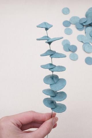 Crafting With Felt, Wool Felt Flower, Wool Felt Flowers, How To Make Felt Flowers, Things To Make With Felt, Felt Eucalyptus Diy, Felt Native Australian Flowers, Felt Fern Diy, Felt Flowers Mobile Diy