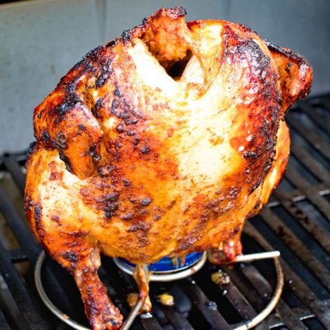 This delicious, juicy Beer Can Chicken on your grill is so easy! Plus, it's great to make on the weekend and use it for meal prep too! Fire up your gas grill and make this Beer Can Chicken today! #chicken #wholechicken #beer #beercan #beercanchicken #recipe #grill #grilling #gasgrill #easyrecipe #grilled #gimmesomegrilling Grilling 101, Bbq Chicken Rub, Smoked Beer Can Chicken, Poulet General Tao, Chicken Beer, Chicken On The Grill, Tempting Food, Appetizing Food, Smoker Recipes Electric