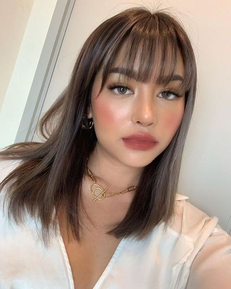 7 cortes de cabello con fleco ideales para cara redonda   | Mujer de 10 Bangs With Medium Hair, Haircuts Straight Hair, Long Hair With Bangs, Penteado Cabelo Curto, Short Hair With Bangs, Grunge Hair, Aesthetic Hair, Hairstyles With Bangs, Hair Highlights