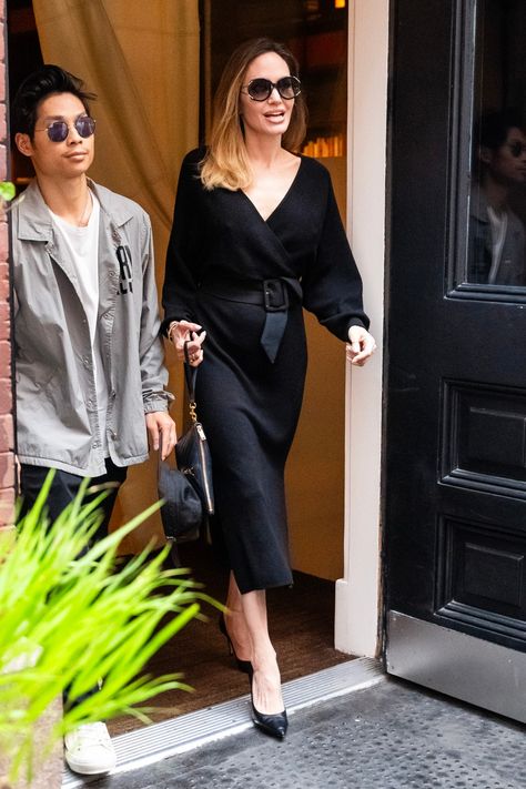 Angelina Jolie Fashion, Brad Pitt Angelina Jolie, Blame Game, Angelina Jolie Style, Staple Shoes, Jolie Pitt, Velvet Pumps, Classic Pumps, Salma Hayek