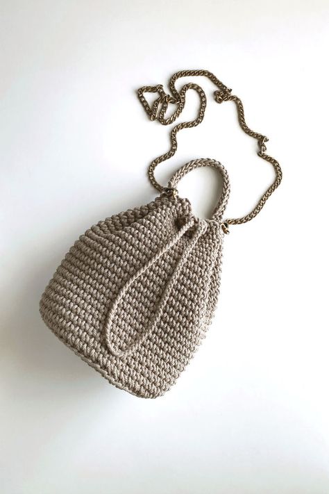 Diy Crochet Purse, Crochet Small Bag, Crochet I Cord, Bucket Bag Pattern, Crochet Drawstring Bag, Drawstring Bag Pattern, Crochet Drawstring, Couture Invisible, Keychain Crochet