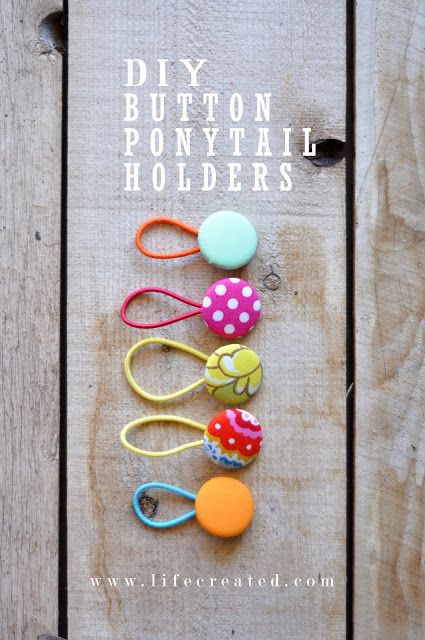 Dress up a plain hair tie with a customized fabric covered button in just minutes. Seriously, these are so easy, I made a few with one hand while I held my toddler.All you need are a few supplies, and you can have your own set of button ponytail holders to match many of your outfits!The buttons,… Ponytail Holders Diy, Diy Ponytail, Hair Ties Diy, Hair Accessories Diy, Convention Gifts, Diy Buttons, Diy Holder, Ponytail Holder, Fabric Covered Button