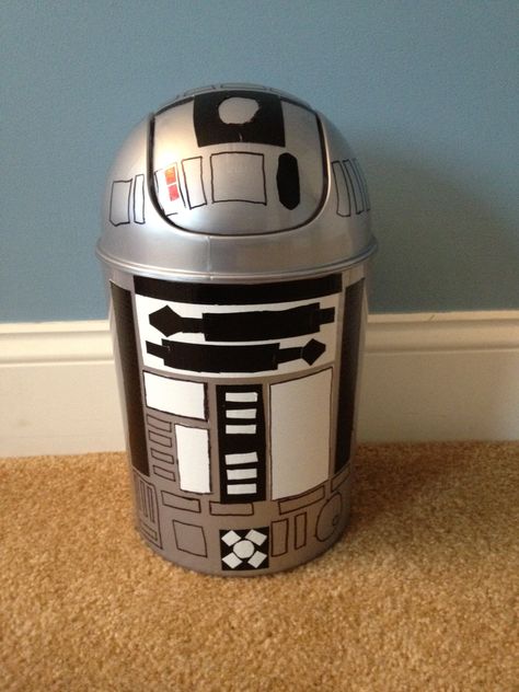 Star Wars inspired trash can I made using duct tape and permanent markers on a plain silver swing top trash can. The astromech droid R2Q2. Sala Nerd, Star Wars Zimmer, Star Wars Boys Room, Star Wars Kitchen, Geek Home Decor, Star Wars Bedroom, Nerd Room, Boys Room Design, Star Wars Room