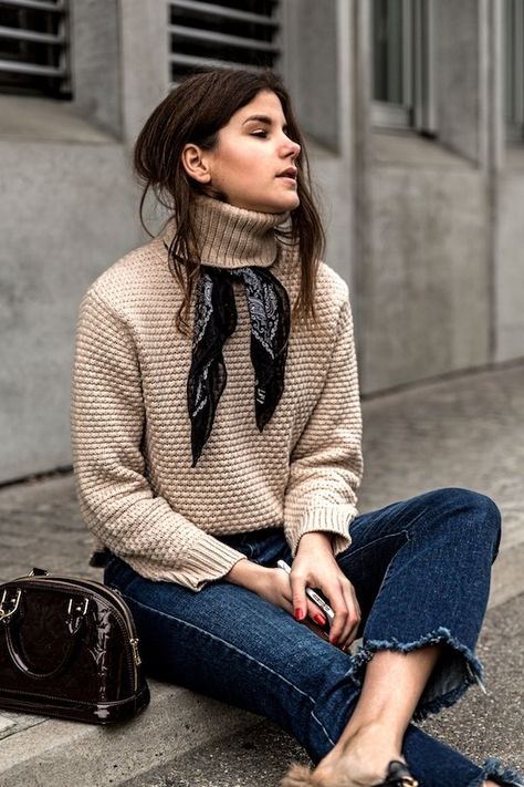 A Fresh Way to Wear a Neck Scarf in Winter Chique Outfit, Looks Jeans, Ways To Wear A Scarf, How To Wear A Scarf, Scarf Outfit, Looks Street Style, How To Wear Scarves, Inspired Outfits, 가을 패션