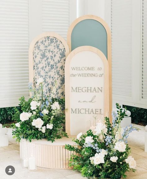 Seating Chart Flowers, Entrance Flowers, Boho Seating, Wedding Entrance Sign, Sweet Wedding Dresses, Signage Wedding, Tropical Wedding Decor, Wedding Welcome Board, Bridal Shower Inspo