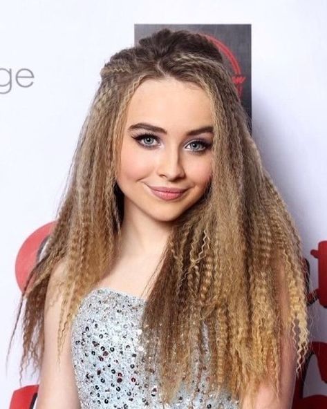 Kayleigh on Instagram: “She looked so good with crimped hair #sabrinacarpenter #crimpedhair #hairstyles #singularact1 #singularact2 #evolution #eyeswideopen” Crimped Hair, Wavy Hairstyles, Celebrity Style Red Carpet, Girl Meets World, Long Straight Hair, Celebrity Art, Grunge Hair, Hairstyles Haircuts, Round Face