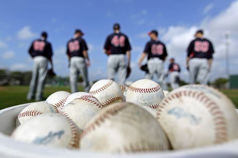 Baseball Team Pictures Poses, Baseball Portraits, Baseball Team Pictures, Team Picture Poses, Baseball Senior Pictures, Baseball Pics, Softball Photos, Spring Training Baseball, Baseball Kids