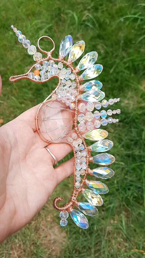 Wire And Bead Flowers, Wire Art Diy, Bead Art Projects, Wire Art Ideas, Mermaid Suncatcher, Beaded Wire Art, Sea Unicorn, Wire Fairy, Beaded Mermaid