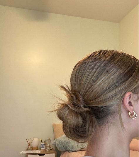 Messy low bun inspo easy and wuick Messy Bun Hairstyles Low, Low Bun Aesthetic, Small Messy Bun, Low Bun Messy, Messy Bun Low, Cute Low Bun, Clean Hairstyles, Clean Bun, Hair In Bun