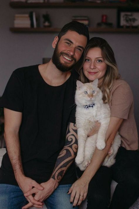 Family Portrait With Cat, Cat Family Photos, Cat Family Photo, Pet Poses, Cat Family Portrait, Pet Family Photos, Family Dog Photos, Lifestyle Photography Couples, Pikachu Tattoo