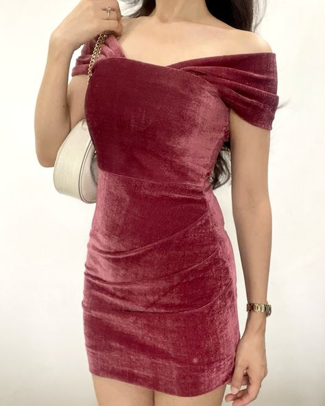 Vintage Rose Mini Dress 🎀🌷 From date nights to special events, this Vintage Rose velvet beauty will have you feeling flawless! * Material: Velvet Lycra (Stretchable) * Side Zip Closure * Front Pleated * Off The Shoulder Dress @snapup_at_ek 💫✨ SHOP via DM or Website ➡️ www.snapupatek.com 🛍️ #clothingline #clothingbrand #clothing #fashion #streetwear #apparel #clothes #style #brand #clothingstore #tshirt #ootd #streetstyle #clothingboutique #onlineshopping #design #tshirts #clothingbrands ... Tshirt Ootd, Rose Mini Dress, Design Tshirts, Corner Wardrobe, Mini Prom Dresses, Streetwear Apparel, Rose Velvet, Velvet Mini Dress, Off The Shoulder Dress