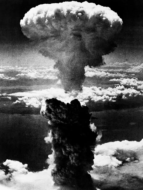 Segunda guerra mundial | 75 años de la bomba atómica en Hiroshima y Nagasaki - Europa - Internacional - ELTIEMPO.COM Hiroshima Nagasaki, Mushroom Cloud, Ww2 Germany, Kyushu, Nagasaki, American Soldiers, Muhammad Ali, Hiroshima, Vintage Photo