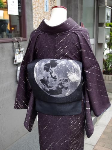 "A moon obi on a purple Kimono with starlight. Maybe it isn’t supposed to be starlight, but it gives the impression of one of those time-lapse photos of the night sky to me. Very romantic and a little dreamy. I think this would be a gorgeous outfit to wear in September in prelude for the Moon festival."  *  kimonoswitch.com Star Kimono Traditional, Moon Kimono Traditional, Space Kimono, Queen Levana, Moon Kimono, Sakura Kimono, Purple Kimono, Kimono Traditional, Furisode Kimono