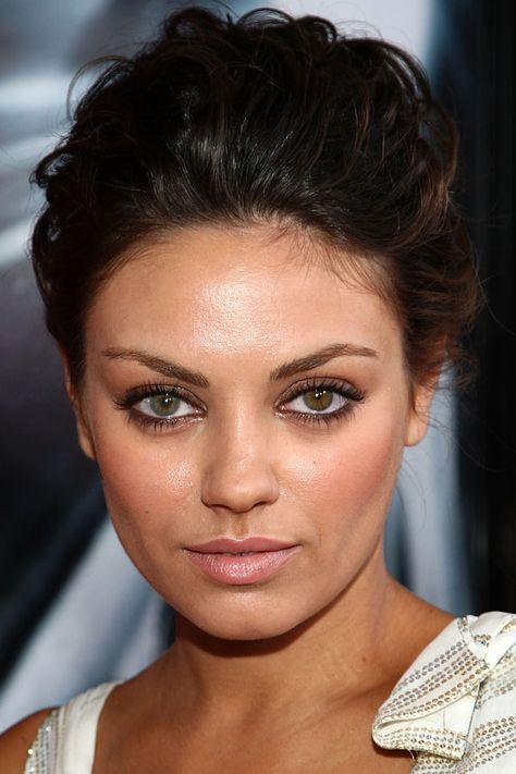 Mila Kunis, 2008 http://beautyeditor.ca/2013/11/01/mila-kunis-before-and-after/ Mila Kunis Eyes, Protruding Eyes, Portraits Female, Max Payne, Wedding Guest Makeup, Glowing Radiant Skin, People Portraits, Vincent Cassel, Luscious Hair