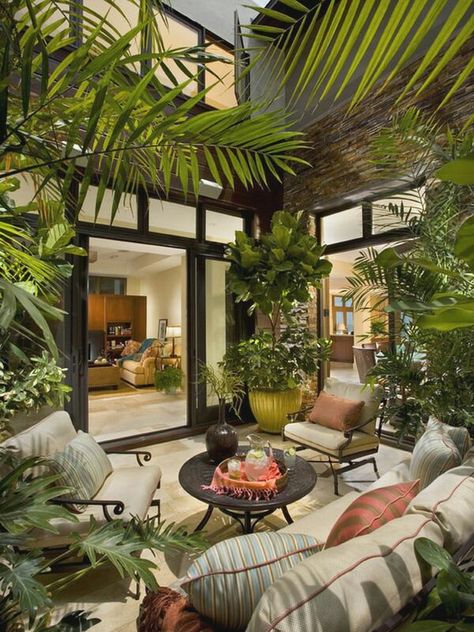 Design Per Patio, Small Tropical Gardens, Tropical Interior Design, Backyard Seating Area, Tropical Interior, Backyard Seating, Tropical Home Decor, Apartment Patio, Patio Interior