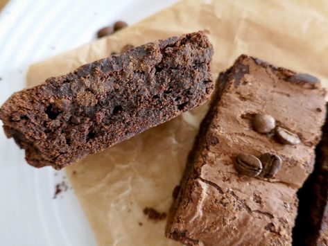 RECIPE: Sweet Potato Brownie Recipe (Easy, V/GF) Vegan Brownies Recipe, Chocolate Chia Seed Pudding, Avocado Chocolate Mousse, Raw Cookie Dough, Sweet Potato Brownies, Quick Treats, Fudge Bars, Police Arrest, Avocado Chocolate