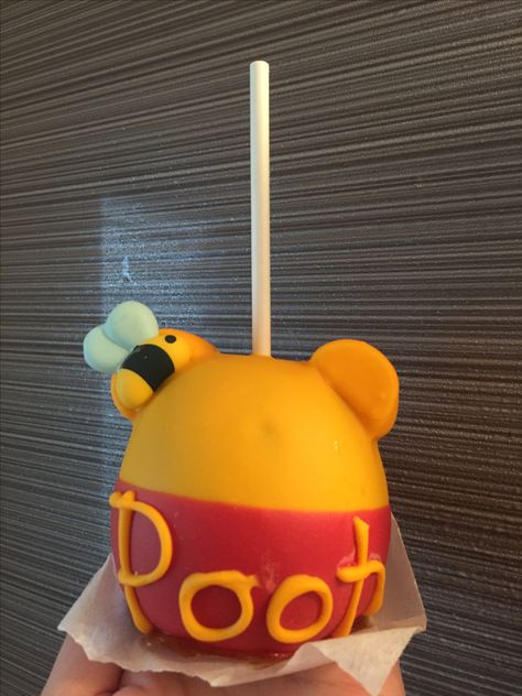 Winnie the Pooh candy apple at Shanghai Disney 💕 Disneyland Snacks, Disney Baking, Disney Themed Food, Gourmet Candy Apples, Disney Sweets, Disney Candy, Chocolate Covered Apples, Gourmet Apples, Disney Desserts