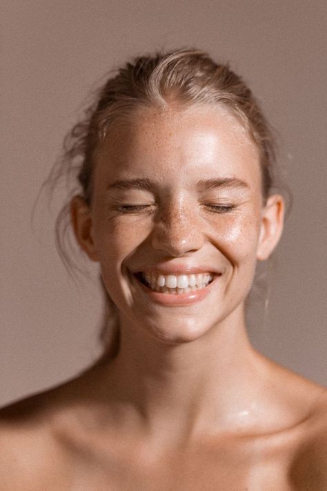 Zinc For Skin, Glossier Models, Makeup Tumblr, Mode Editorials, Bumpy Skin, Glow Skin, Eyes Closed, Glowy Skin, Fresh Face