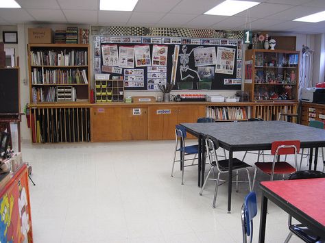 I've got to find/make vertical paper storage like this. Everyday Supplies | Flickr - Photo Sharing! Vertical Horizontal Classroom, High School Art Room Design, Art Classroom Student Work Storage, Art Classroom Cleanup, Tab Art Room Elementary Layout, High School Art Room, Classroom Arrangement, Art Classroom Management, Masculine Decor