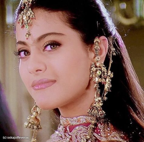 Kajol Image, Pretty Zinta, Kajol Saree, Kuch Kuch Hota Hai, Filmy Vintage, Home Organizing, Vintage Bollywood, Organizing Tips, Indian Aesthetic