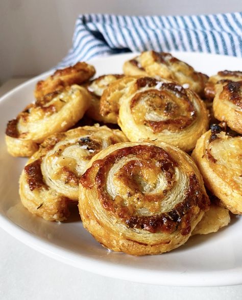 Caramelized Onion Pinwheels, French Onion Pinwheels, Vegetarian Pinwheels Puff Pastries, French Onion Sausage Rolls, Palmiers Recipe Savory, Baked Brie Savory, Cheddar Shortbread, Sausage Pinwheels, Palmiers Recipe