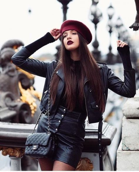 Faux Leather Biker Zip Up Jacket /Wonderful leather jacket and skirt with vine red beret , Buy her… Winter Style With Hat, Beret Outfit Street Style, Beret Street Style, Beret Outfit, Red Beret, Chique Outfit, Retro Pin Up, Paris Outfits, Looks Black