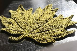 Img_8395_small2 Knitted Maple Leaf Free Pattern, Maple Leaf Knitting Pattern, Leaf Knitting Pattern, Leave Pattern, Fall Knitting, Dishcloth Pattern, Autumn Crafts, Themed Crafts, Knitting For Kids