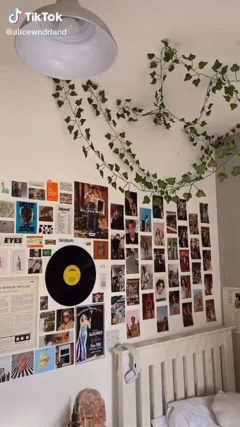 Records Bedroom, Indie Records, Uni Bedroom, Hipster Room, Indie Bedroom, Hipster Room Decor, Fairy Lights Bedroom, Retro Room, Teen Decor