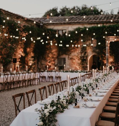 Villa Catignano on Instagram: “✨Dreamy and magical atmosphere !! 💕A  romantic Tuscan setting  and luxurious wedding dinner for our beautiful couple Gabbie &Josh 💍…” Tuscan Wedding Theme, The Wedding Bliss, Vintage Italian Wedding, Tuscan Inspired Wedding, Candles Flowers, Tuscan Wedding, Villa Wedding, Luxurious Wedding, Greece Wedding