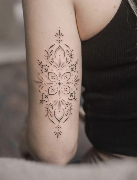 Feminine Tattoo Outline, Feminine Chest Tattoo, Jesus Tattoo Ideas, Superman Tattoo, Nape Tattoo, Left Arm Tattoos, Mandala Tattoo Sleeve, Hippie Tattoo, Hand And Finger Tattoos