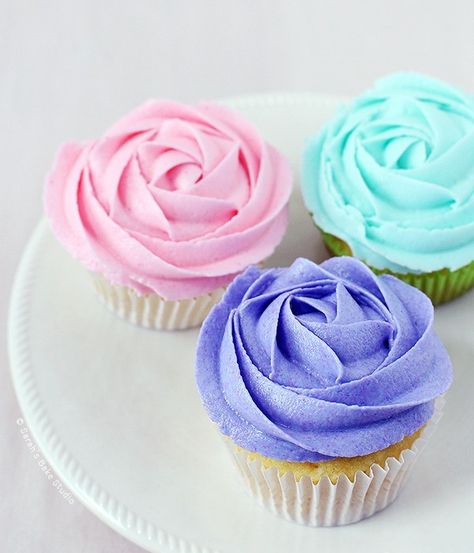 How To Frost A Rose Cupcake: A Video Tutorial Easy Flower Cupcakes, How To Ice Cupcakes, Rose Frosting, Cupcake Frosting Tips, Chocolate Banana Cupcakes, Easy Cupcakes Decoration, Frost Cupcakes, Cupcake Piping, Rose Cupcake