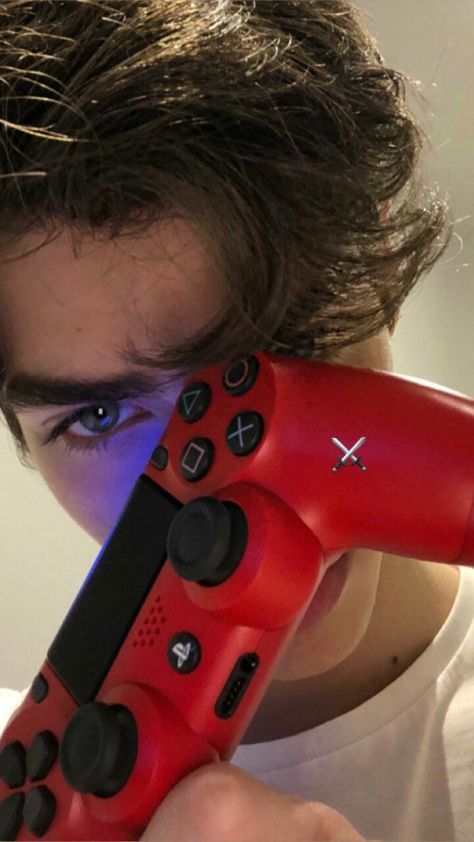 his eyes tho ♥ Gamer Boys Aesthetic, Boy Black, Chloe Walsh, 17 December, Gamer Boy, Addicted Series, Addicted To You, Tumblr Boys, I Am Game