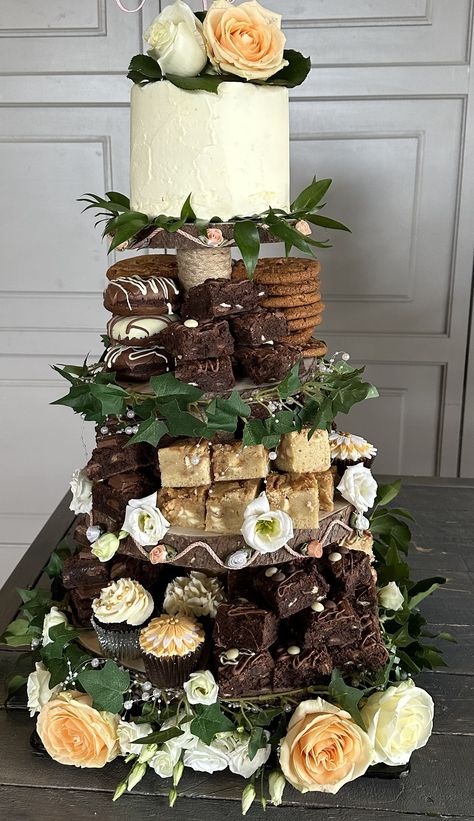 Wedding Cake With Brownies, Chocolate Chip Cookie Cake Wedding, Dessert Wedding Cake, Cake And Cookie Display, Wedding Cake Brownies, No Cake Wedding Ideas, Wedding Cake Designs With Cupcakes, Non Wedding Cake Ideas, Bundt Cake Dessert Table