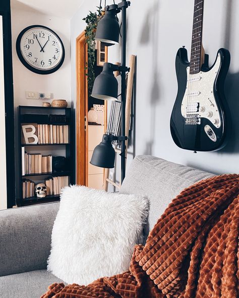 Ikea hektar, ikea bravur Ikea Hektar, Music Room, Small Living Room, Small Living, Home Interior Design, Throw Blanket, House Interior, Entryway, Interior Design