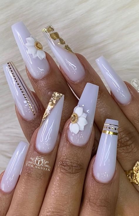 Milky White Nail, White Nails With Gold, Gucci Nails, Gold Acrylic Nails, Gold Nail Designs, Elegant Nail, Elegant Nail Art, Swarovski Nails, White Acrylic Nails