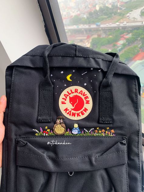 Backpack Makeover, Backpack Customization, Fjallraven Embroidery Diy, Customize Backpack, Backpack Embroidery Ideas Jansport, Kanken Bag, Embroidery On Bagpack, Embroidery On Backpack, Backpack Embroidery Ideas