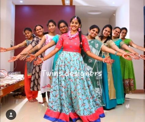 Mehdi Group Photo, Mehandi Shoot Bride With Friends, Mehendi Group Photos, Mehandi Group Photos, Mehendi Photoshoot With Friends, Half Saree Ceremony Stills, Haldi Stills, Mehandi Photo, Indian Maternity Photos