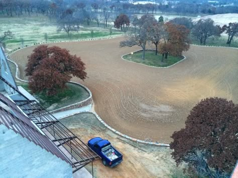 Oh my goodness this ring is amazing. So much space to work, to not become monotonous for the horse, room to gallop...LOVE! Riding Arena, Aluminum Fencing, Horse Arena, Dream Stables, Dream Horse Barns, Horse Facility, Fencing Ideas, Riding Arenas, Future Farms