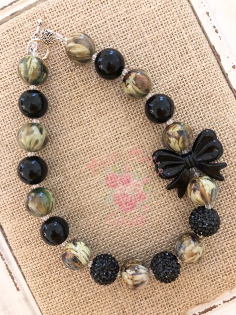 Camo Chunky Beads and Bow Necklace/beaded necklace/birthday/camouflage/necklace/girl/hunting/hunter/deer/back to school/gift/sale #GreenAndBlack #deer #camouflage #sale #chunky #camo #beaded #brown #gift #girl Girl Hunting, Hunter Deer, Bling Gifts, Bling Bows, Deer Gifts, Car Charms Mirror, Bubblegum Necklace, Bow Necklace