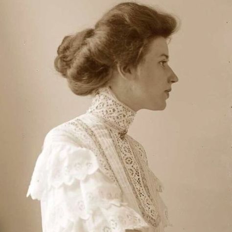 Edwardian Pompadour, Pompadour Style, Edwardian Hairstyles, Side Profiles, Pompadour Hairstyle, Old Portraits, Arte Van Gogh, Old Photography, Vintage Portrait