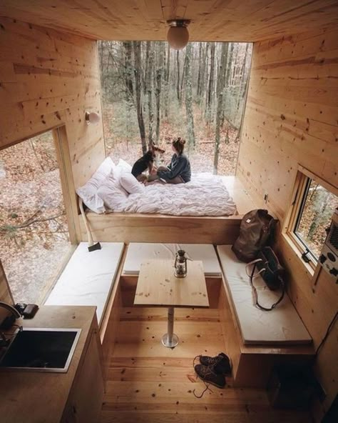 Design Casa Piccola, Rustic Tiny House, Interior Design Per La Casa, Building A Tiny House, Tiny House Inspiration, Lifestyle Ideas, Tiny Cabin, Tiny House Decor, Tiny House Movement