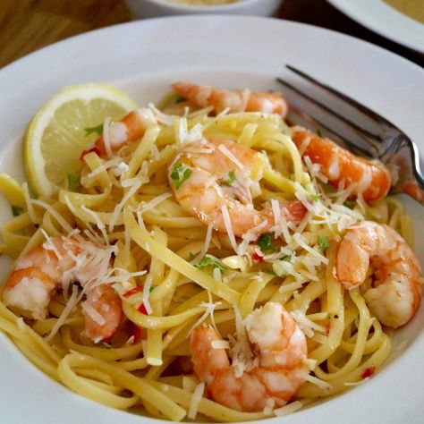 Linguine with prawns flavoured with chilli, lemon, garlic and parsley. One of the tastiest seafood pasta dishes you will try and it’s all ready in less than 15 minutes! I came up with this re… Prawn Linguine Recipe Garlic, Chilli Garlic Prawns, Prawn Linguine, Linguini Pasta, Seafood Pasta Dishes, Bill Granger, Linguine Recipes, Garlic Prawns, Seafood Pasta