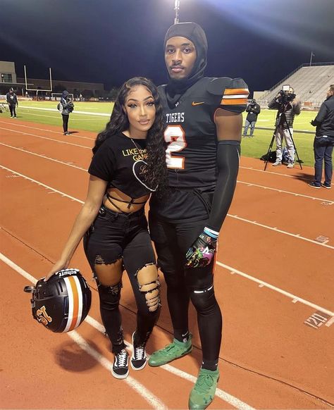 Football Couple, Football Girlfriend Shirts, Football Relationship, Couples Pic, Basketball Girlfriend, Football Girlfriend, Footballers Wives, Football Couples, Couple Goals Teenagers Pictures