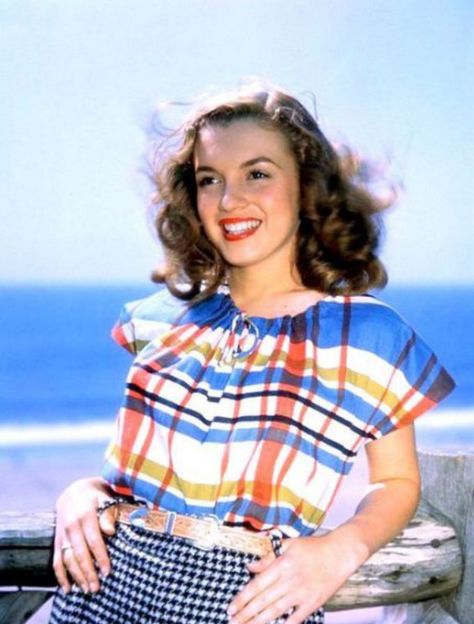 Marilyn Monroe, age 19 - 1946 Oud Hollywood, Young Marilyn Monroe, Stars D'hollywood, Diana Dors, Marilyn Monroe Art, Joe Dimaggio, Portrait Photos, Marilyn Monroe Photos, Norma Jean