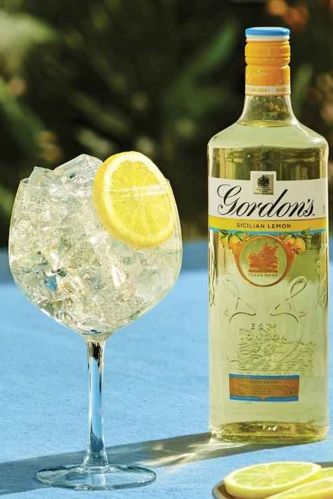 An easy cocktail recipe that makes the Gin & Tonic super lemony. Try Gordon's new Sicilian Lemon Gin for summer. The perfect summer cocktail. #Cocktail #Recipe #Gin #Tonic #Lemon Gin Old Fashioned, Cookout Drinks, Easy Cocktail Recipe, Gordon's Gin, Lemon Cocktail, Pretty Alcoholic Drinks, Gin Lemon, Easy Cocktail, Sicilian Lemon