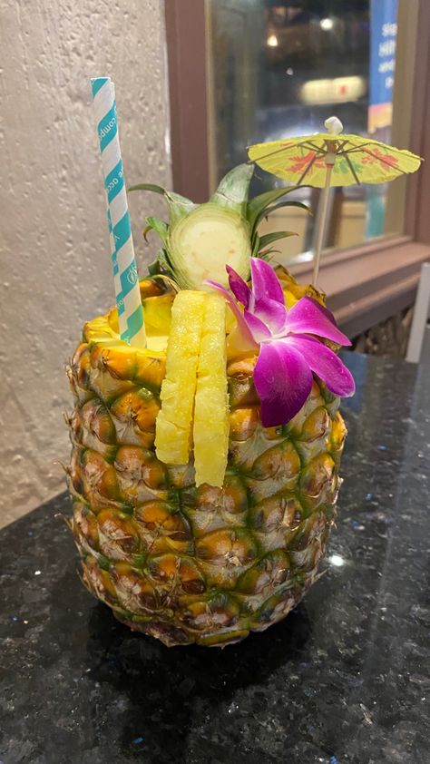 Tropical Bar Aesthetic, Pretty Alcoholic Drinks, Tropical Food, Yummy Alcoholic Drinks, Junk Food Snacks, Fancy Drinks, Food Babe, Pretty Drinks, Think Food