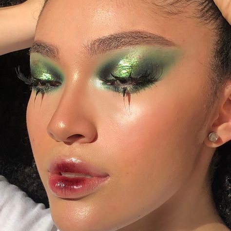 Ig: @glowykathh #halo #halomakeup #lashes #gloss #glossymakeup #glowyskin #glitter #greenlook Wicked Makeup Looks Glenda, Green Halo Eye, Alien Eyes Makeup, Snake Inspired Makeup, Bug Makeup Halloween, Bug Inspired Makeup, Reptilian Makeup, Green Rhinestone Makeup, Halo Makeup Eye