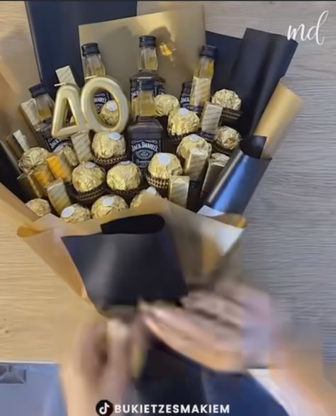 Der etwas andere Blumenstrauß mit Rocher und Jack Daniels Jack Daniels Bouquet, Jack Daniels Box, Bouquet For Men, Alcohol Bouquet, Jack Daniels Gifts, Man Bouquet, Gift Box For Men, Money Bouquet