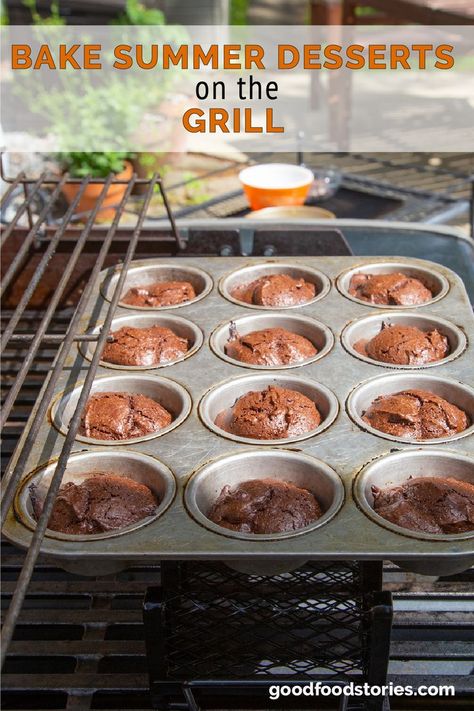 Too hot to bake? Think again with these easy tips and tricks for baing summer desserts on the grill. More than just grilling fruit, you can make your favorite baked goods with this technique. Desserts On The Grill, Mexican Corn Side Dish, Corn Side Dish, Overnight Recipes, Grilled Desserts, Gooey Chocolate Chip Cookies, Auto Camping, Easy Grilling, Grilled Fruit